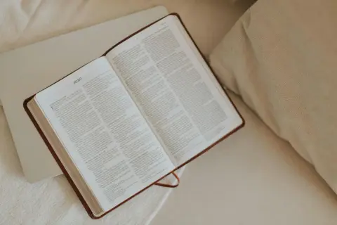 Otwarta Biblia, na której jest modlitwa ze słowem Bożym. Tekst w języku portugalskim, rozdział "João".