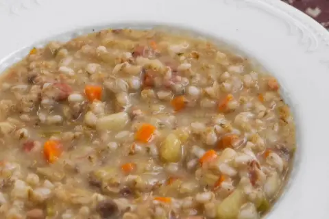 Minestra d'Orzo alla Trentina: Ricetta Tradizionale Facile