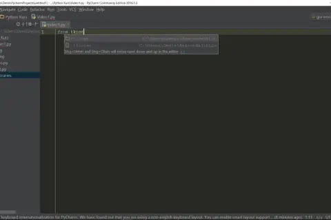Dans PyCharm, le code Python importe le module tkinter. L'éditeur montre une suggestion pour l'importation.