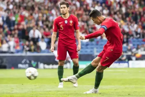 Piłkarz Portugalii Cristiano Ronaldo strzela gola w meczu przeciwko Szwajcarii.