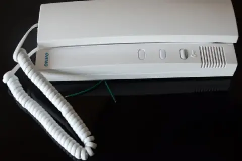 Jak podłączyć domofon Orno OR-AD-5002 - proste kroki i porady
