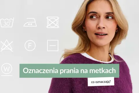 Kobieta w fioletowym swetrze z metkami z oznaczeniami prania. Pika materiał.