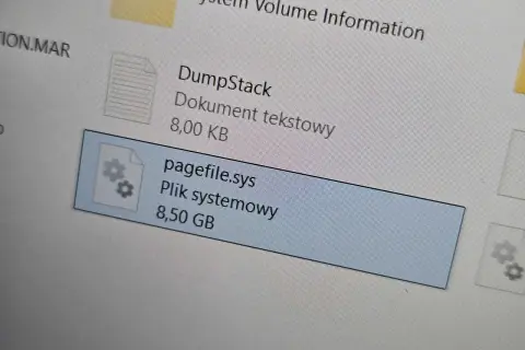 Plik systemowy pagefile.sys zajmuje 8,50 GB. To ważny element systemu Windows, który pomaga zarządzać pamięcią.
