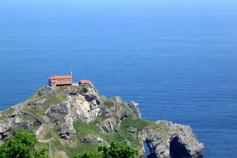 San Juan de Gaztelugatxe: kamienna wyspa z kościołem na szczycie, połączona z lądem krętymi schodami.