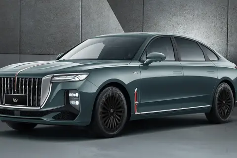 Elegancki, ciemnozielony Hongqi H9 z chromowanymi detalami i czarnymi felgami. Sprawdź, jaka jest hongqi h9 cena.