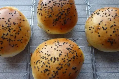 Jak podgrzać bułki do hamburgerów, aby uniknąć ich przesuszenia