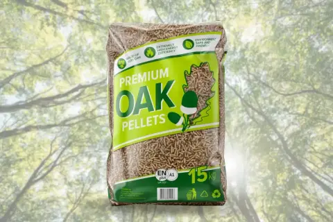 Worek z premium pelletem dębowym, 15 kg. Idealny wybór, jeśli zastanawiasz się, jaki pellet najlepszy dla ekologicznego i wydajnego ogrzewania.