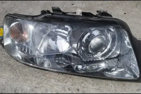 Reflektor przedni Audi A3 8L, gotowy do wymiany żarówki.