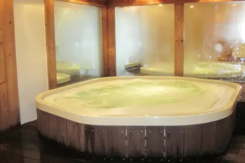 Jacuzzi burbujeante listo para relajarse. Aprende como hacer espuma en la bañera para una experiencia perfecta.