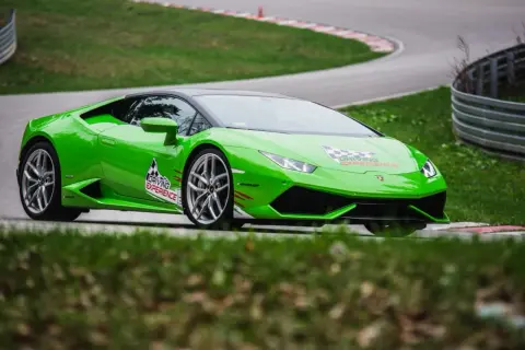Zielone Lamborghini na torze wyścigowym, gotowe do ekscytującego przejazdu.