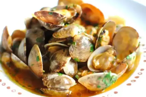 Un invitante sautè di vongole, profumato e ricco di sapore, pronto per essere gustato.