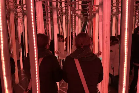 Wewnątrz infinity room w Krakowie, odbicia tworzą nieskończony labirynt.