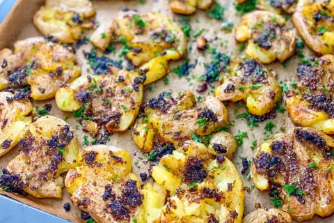 Knusprige, zerdrückte Kartoffeln mit Kräutern und Gewürzen, ein tolles Rezept mit gekochten Kartoffeln für jede Gelegenheit.