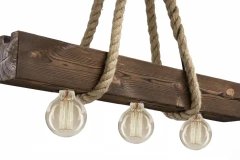 Lampa loft z drewnianą belką i grubymi linami, ozdobiona trzema żarówkami Edisona.