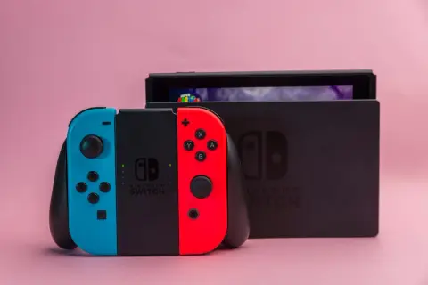 Joy-cony do Nintendo Switch i konsola. Dowiedz się, jak odinstalować grę na Nintendo Switch, by zwolnić miejsce.