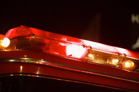 Un gyrophare rouge clignotant sur un véhicule, signalant une urgence. Le gyrophare rouge signification est souvent liée aux services de secours.