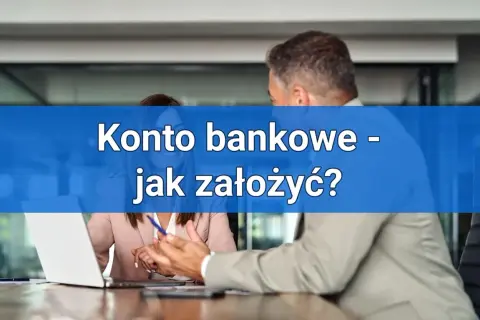 Konto bankowe bez kuriera? Dwie osoby rozmawiają przy biurku z laptopem.