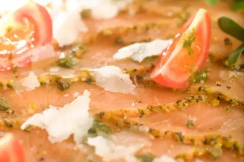 Pyszne carpaccio z łososia z pomidorkami, parmezanem i zielonym sosem do carpaccio.
