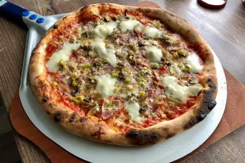 Pyszna, domowa pizza z pieczarkami, oliwkami i mozzarellą. Idealna inspiracja, jak zrobić pizzę, która zachwyci każdego.