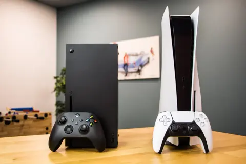 Co jest lepsze Xbox czy PS? Porównanie funkcji i gier ekskluzywnych