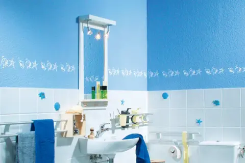 Badezimmer mit blauem Motiv und selbstgebauter Spiegelbeleuchtung.