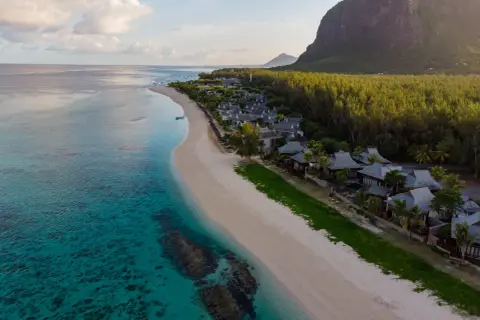 Rajska plaża z turkusową wodą i luksusowymi willami. Zastanawiasz się, ile się leci na Mauritius, by tu dotrzeć?