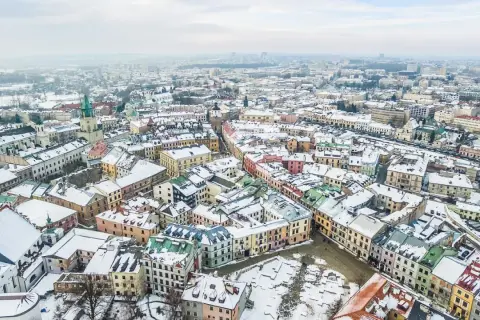 Zimowy krajobraz Lublina podczas ferii zimowych 2026. Pokryte śniegiem kamienice Starego Miasta tworzą bajkową scenerię.