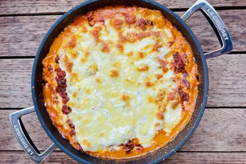 Herzhafte One Pot Lasagne in einer Pfanne, goldbraun überbacken mit geschmolzenem Käse. Perfekt für einen gemütlichen Abend.