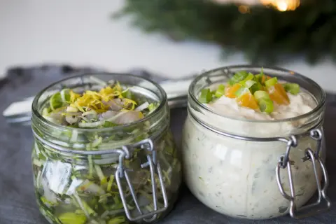 Två burkar med inlagd sill och en krämig röra med apelsin och gräslök. Perfekt för en snabb 5 minuterssill.