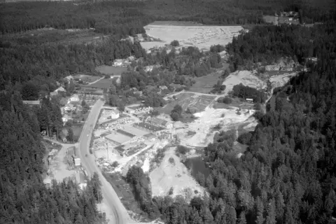 Överblicksbild över marmorbruket Kolmården med byggnader, stenbrott och skog.