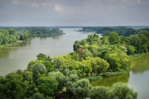 Gdzie leży jezioro Gopło? Odkryj jego tajemnice i lokalizację