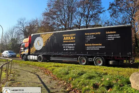Ciężarówka szkoły jazdy ARKA+ oferuje kursy na kategorie A, B, C, C+E i D.