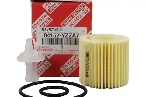 Oryginalny zestaw filtra oleju Toyota 04152-YZZA7, idealny do Toyoty Yaris 1.3 benzyna. W zestawie filtr, uszczelki i adapter.