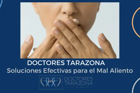 Manos cubriendo boca, sugiriendo preocupación por el mal aliento. Doctores Tarazona ofrece soluciones efectivas.