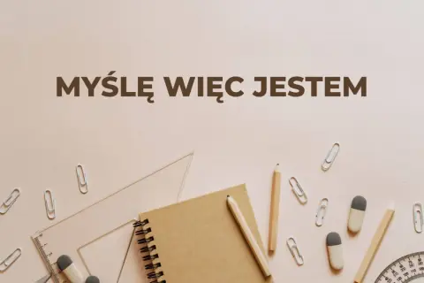 Na tle przyborów szkolnych, takich jak ołówek, linijka i zeszyt, widnieje napis "Myślę więc jestem".