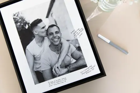 Cadre photo noir avec un couple s'embrassant, des messages manuscrits. Une idée livre d'or original pour un anniversaire ou mariage.