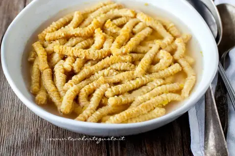 Passatelli marchigiani in brodo, un classico della cucina italiana. La ricetta perfetta per un piatto confortante.