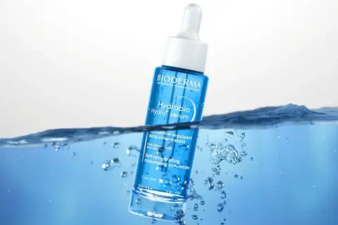 Sérum Hydrabio de Bioderma, avec acide hyaluronique, plongé dans l'eau. Avis dermatologue : hydratation intense.