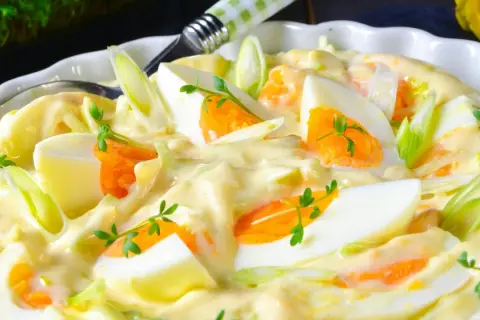 Cremiger Eiersalat mit Karottenstückchen und Frühlingszwiebeln, garniert mit Kresse. Ein köstlicher Salat, der an 7 Tassen Salat erinnert.