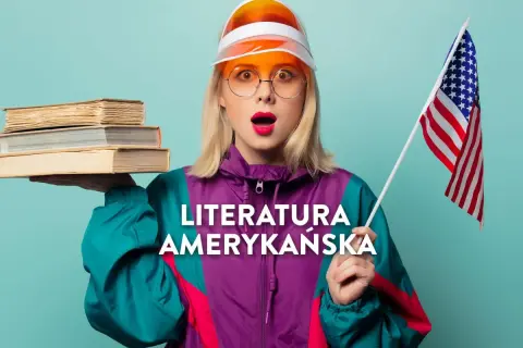Młoda kobieta w okularach i wiatrochronie trzyma stos książek i flagę USA. To klasyka literatury amerykańskiej.