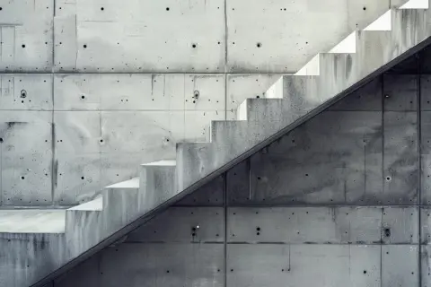Betonowe schody w minimalistycznym stylu. Czekamy, aż beton wyschnie, by móc przejść dalej.