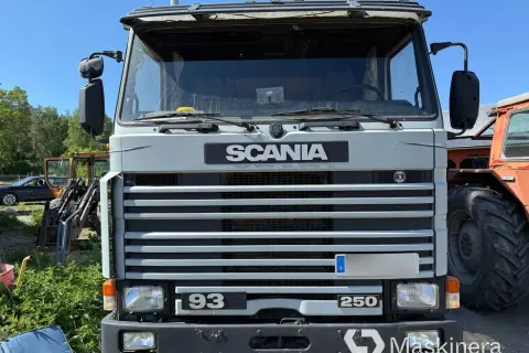 Grå Scania 93 250, en av många begagnade lastbilar Scania som väntar på nytt liv.
