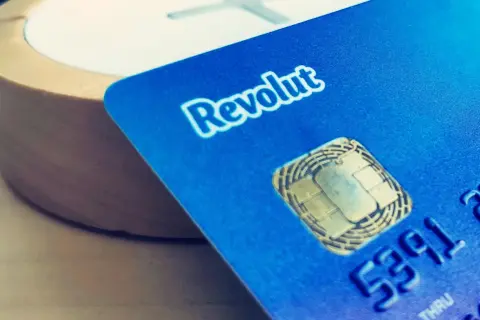 Niebieska karta Revolut z widocznym chipem i numerem. Idealna do płatności i zakupu **Revolut ubezpieczenie podróżne**.