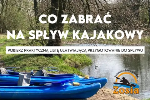 Co zabrać na spływ kajakowy? Dwie niebieskie kajaki czekają nad wodą. Pobierz listę ułatwiającą przygotowanie.
