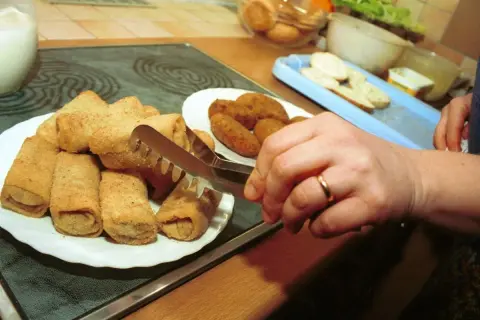Talerz pełen krokietów, idealnych do zamrożenia na później. Czy krokiety można mrozić? Tak, a te wyglądają pysznie!