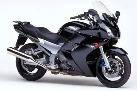Yamaha FJR 1300: detalles de su ficha técnica en esta moto negra deportiva.