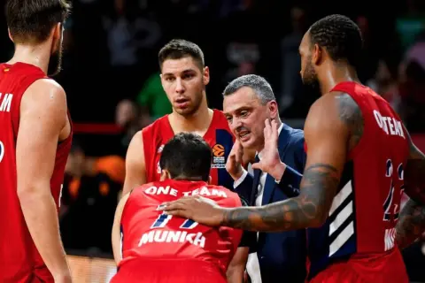Entrenador da instrucciones a jugadores del Bayern Múnich baloncesto.