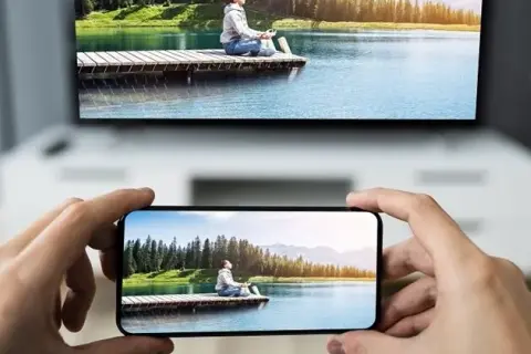 Jak połączyć telefon z TV? Bezprzewodowo i kablem, krok po kroku.