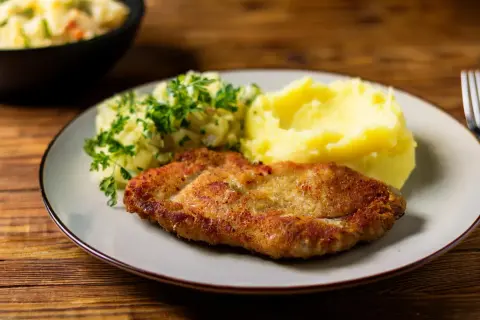 Chrupiące schabowe z airfryer, podane z puree ziemniaczanym i surówką z kapusty. Pyszny obiad gotowy w mgnieniu oka!