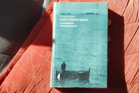 Książki o Hiszpanii: "Głosy starego morza" Normana Lewisa, reportaż o podróżach po utraconej Hiszpanii. Na okładce samotna łódź na wzburzonym morzu.